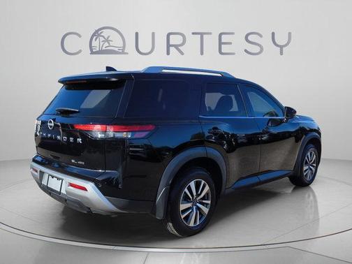 Black 2022 Nissan Pathfinder SL