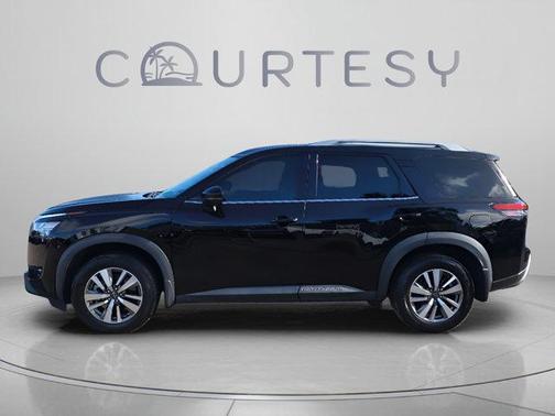 Black 2022 Nissan Pathfinder SL