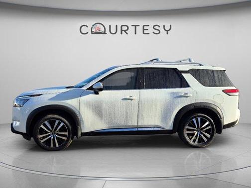 White 2024 Nissan Pathfinder Platinum