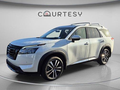 White 2024 Nissan Pathfinder Platinum
