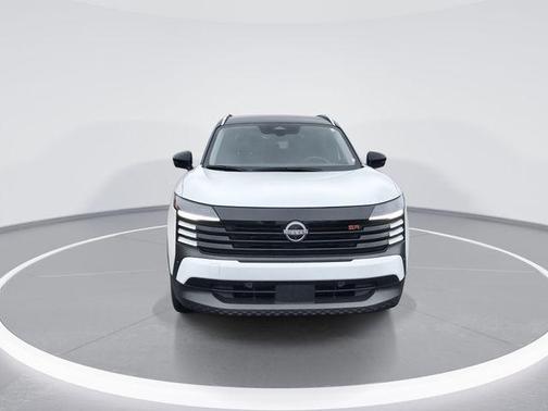 Aspen White Tricoat/Super Black 2025 Nissan Kicks SR