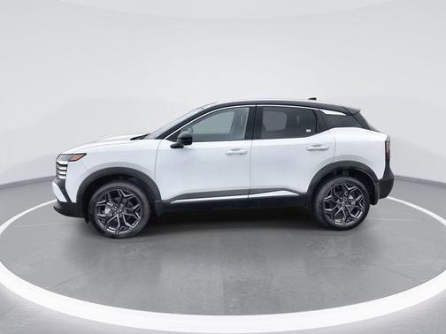 Aspen White Tricoat/Super Black 2025 Nissan Kicks SR