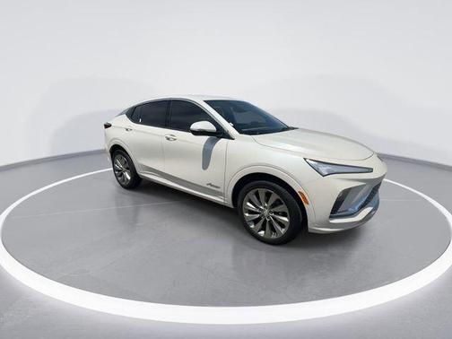 White Frost Tricoat 2025 Buick Envista Avenir FWD