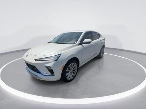 White Frost Tricoat 2025 Buick Envista Avenir FWD