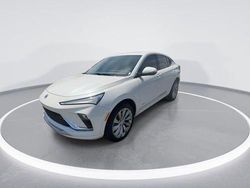 White Frost Tricoat 2025 Buick Envista Avenir FWD