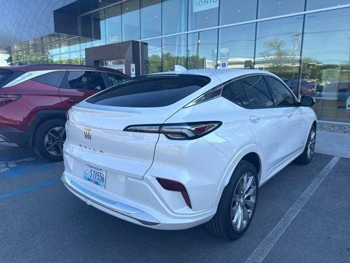White Frost Tricoat 2025 Buick Envista Avenir FWD