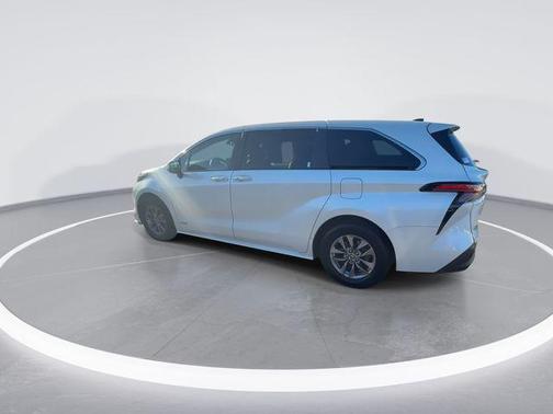 2021 Toyota Sienna XLE 8 Passenger