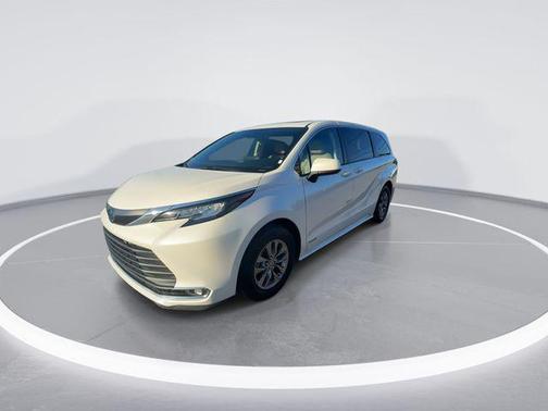 2021 Toyota Sienna XLE 8 Passenger