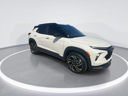 Iridescent Pearl Tricoat 2025 Chevrolet Trailblazer RS