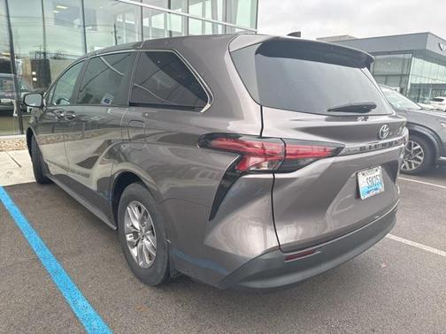 2022 Toyota Sienna LE