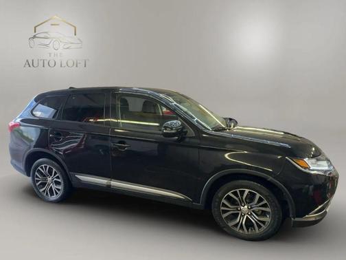 Labrador Black Metallic 2018 Mitsubishi Outlander SE