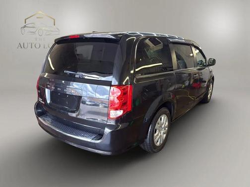 Black Onyx Crystal Pearlcoat 2019 Dodge Grand Caravan SE