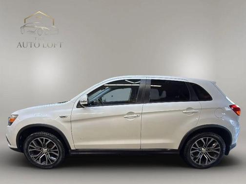 Diamond White Pearl 2017 Mitsubishi Outlander Sport 2.4 SE