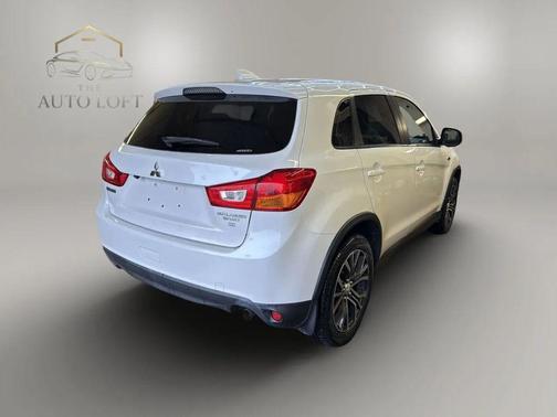 Diamond White Pearl 2017 Mitsubishi Outlander Sport 2.4 SE