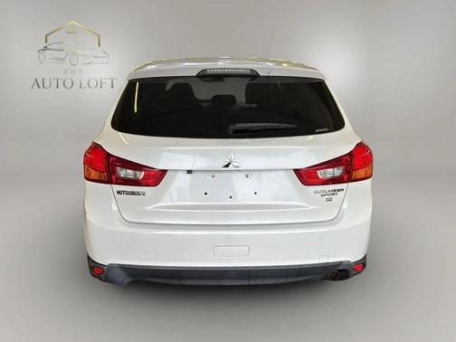 Diamond White Pearl 2017 Mitsubishi Outlander Sport 2.4 SE