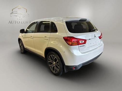 Diamond White Pearl 2017 Mitsubishi Outlander Sport 2.4 SE