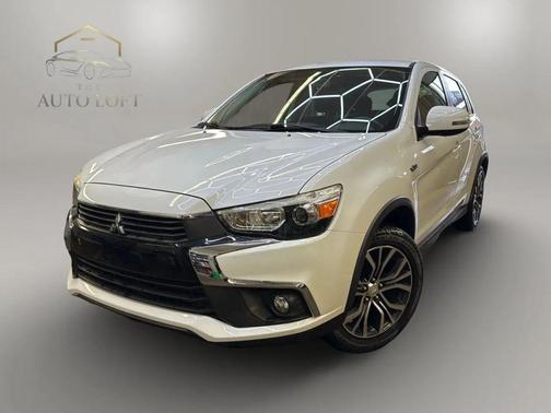 Diamond White Pearl 2017 Mitsubishi Outlander Sport 2.4 SE