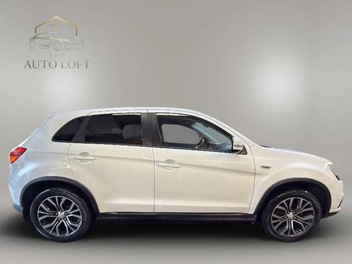 Diamond White Pearl 2017 Mitsubishi Outlander Sport 2.4 SE
