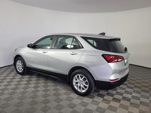 Silver Ice Metallic 2022 Chevrolet Equinox LS