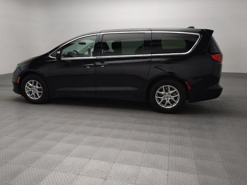 Brilliant Black Crystal Pearlcoat 2022 Chrysler Voyager LX