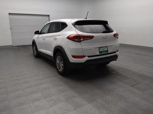 Dazzling White 2017 Hyundai TUCSON SE