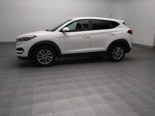 Dazzling White 2017 Hyundai TUCSON SE