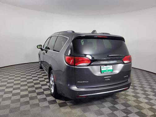 Granite Crystal Metallic Clearcoat 2017 Chrysler Pacifica Limited