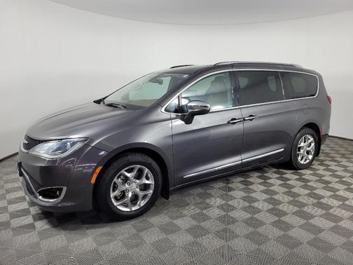 Granite Crystal Metallic Clearcoat 2017 Chrysler Pacifica Limited