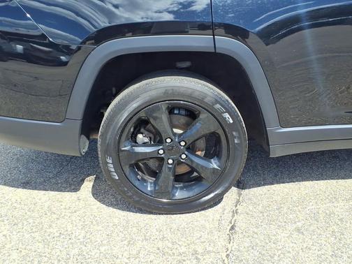 Diamond Black Crystal Pearlcoat 2023 Jeep Grand Cherokee L Altitude