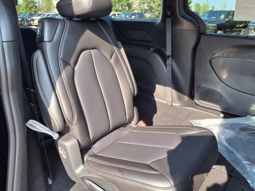 2025 Chrysler Pacifica L