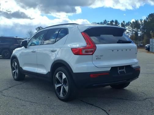 2023 Volvo XC40 B5 Plus Dark Theme
