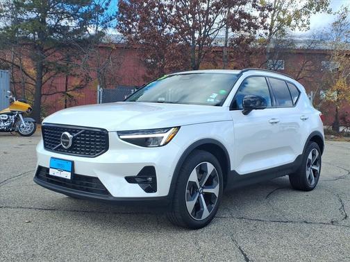 2023 Volvo XC40 B5 Plus Dark Theme