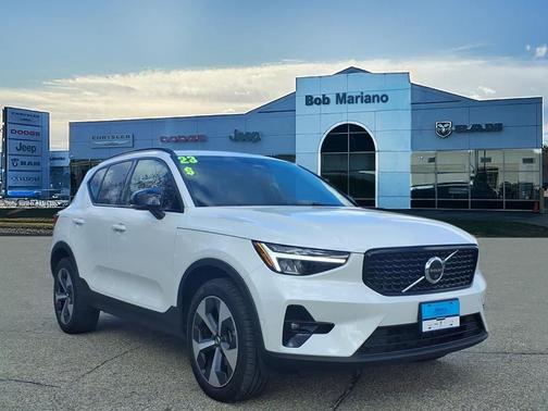 2023 Volvo XC40 B5 Plus Dark Theme