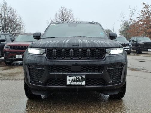 Diamond Black Crystal Pearlcoat 2026 Jeep Grand Cherokee L Altitude