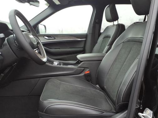 Diamond Black Crystal Pearlcoat 2026 Jeep Grand Cherokee L Altitude