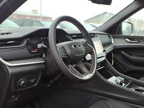 Diamond Black Crystal Pearlcoat 2026 Jeep Grand Cherokee L Altitude