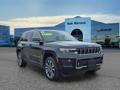 Diamond Black Crystal Pearlcoat 2023 Jeep Grand Cherokee Overland