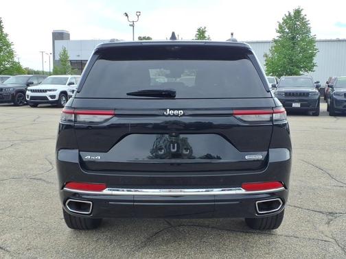 Diamond Black Crystal Pearlcoat 2023 Jeep Grand Cherokee Overland