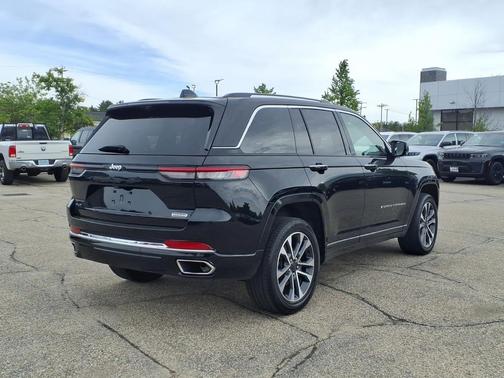 Diamond Black Crystal Pearlcoat 2023 Jeep Grand Cherokee Overland