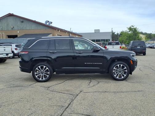Diamond Black Crystal Pearlcoat 2023 Jeep Grand Cherokee Overland