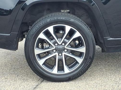Diamond Black Crystal Pearlcoat 2023 Jeep Grand Cherokee Overland