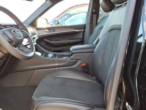 Diamond Black Crystal Pearlcoat 2026 Jeep Grand Cherokee Altitude