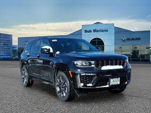 Diamond Black Crystal Pearlcoat 2026 Jeep Grand Cherokee Altitude