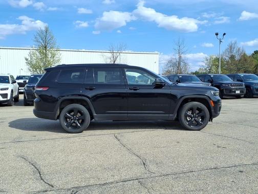 Diamond Black Crystal Pearlcoat 2023 Jeep Grand Cherokee L Altitude