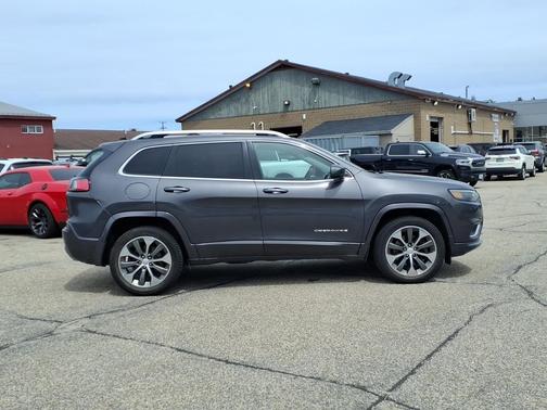Granite Crystal Metallic Clearcoat 2019 Jeep Cherokee Overland