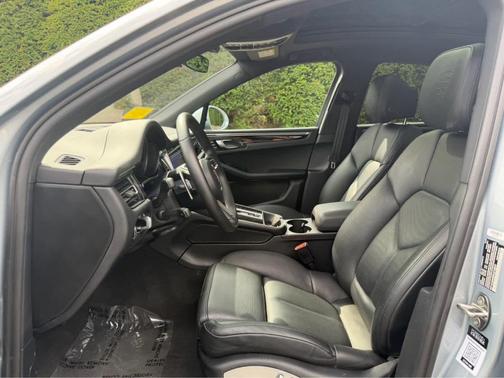 Dolomite Silver Metallic 2023 Porsche Macan