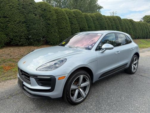 Dolomite Silver Metallic 2023 Porsche Macan