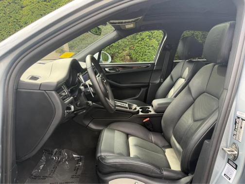 Dolomite Silver Metallic 2023 Porsche Macan
