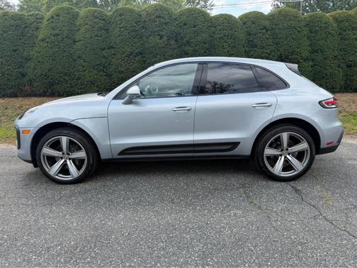 Dolomite Silver Metallic 2023 Porsche Macan