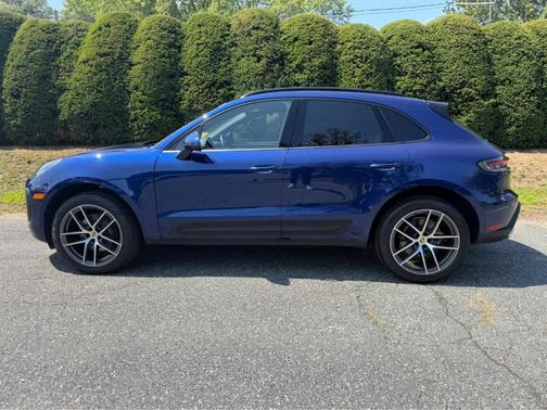 Gentian Blue Metallic 2024 Porsche Macan